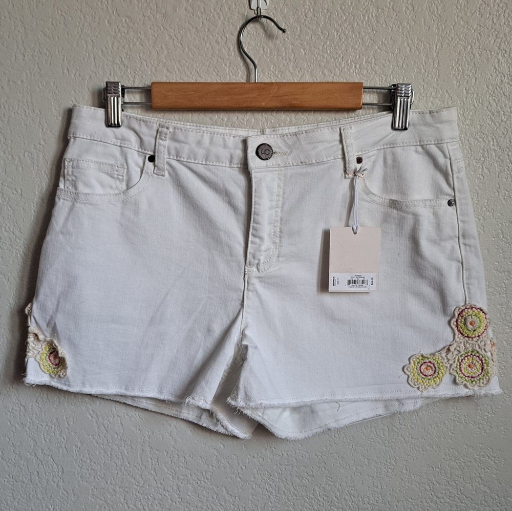 LC Lauren Conrad White Crochet Floral Applique Shorts Size 12 NWT